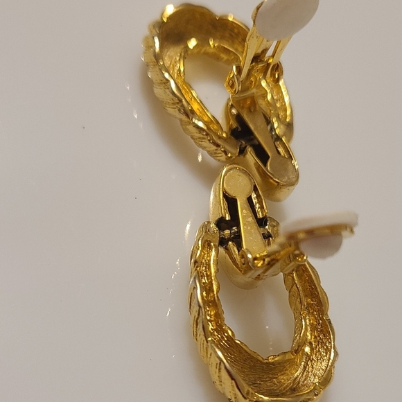Vintage Gold Tone Clip on Earrings - Picture 11 of 11